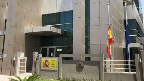Banderas a media asta en la puerta de la Embajada de España en Abu Dhabi. (@EmbEspEAU)