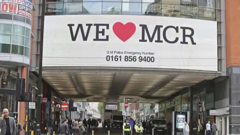 Trabajadores y compradores son evacuados del centro comercial Arndale cerca del MEN Arena en Manchester. (Nigel Roddis / EFE)