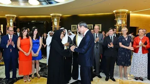 La Dr. Maitha bint Salem Al Shamsi, ministra de Estado de Emiratos Árabes, felicita al embajador Fernando de Martini durante la celebración del Día de Argentina en Abu Dhabi. (Manaf K. Abbas)