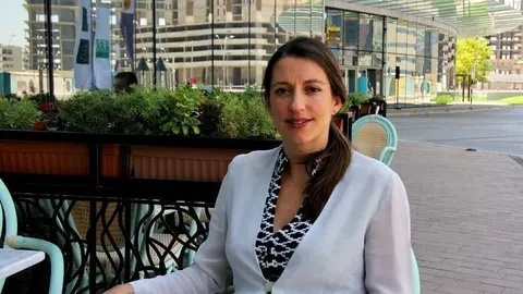 La profesora de español Inés Burguera en una terraza en Abu Dhabi. (E.C.)