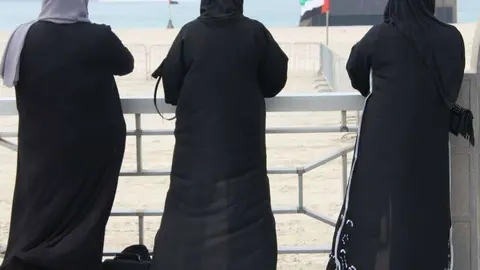Mujeres de EAU pasean por Abu Dhabi. (EL CORREO)