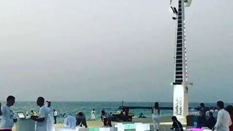 La playa nocturna de Dubai.