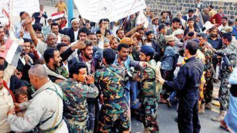 La Policía de Yemen controla a los manifestantes en Saná.