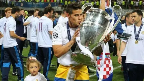 James Rodríguez con la Copa de la Champions League.