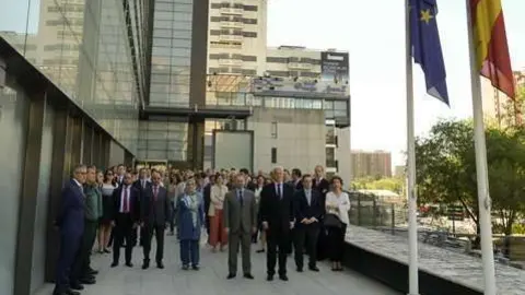 El ministro emiratí presidió el minuto de silencio en el Ministerio de Exteriores en Madrid.