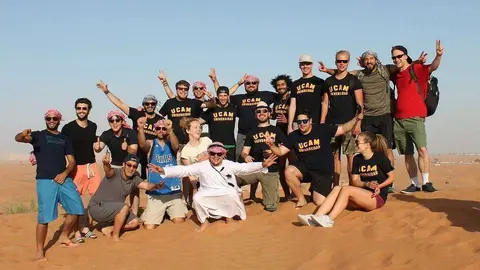 Alumnos de los máster MBA Sports Management de la UCAM, en el desierto de Dubai. (Cedida)