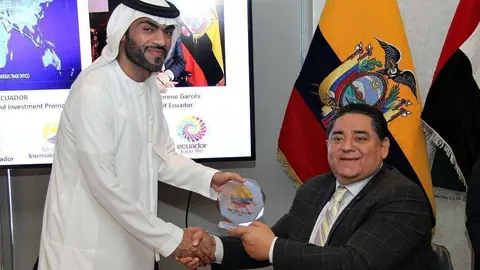 Mario Vallejo -derecha- entrega el reconocimiento al representante de DP World. (E.C.)