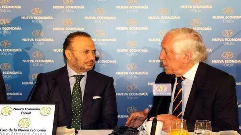 El ministro de Estado de Asuntos Exteriores de EAU, Anwar Mohammed Gargash a la izquierda junto al Alto Comisionado para la Marca España, Carlos Espinosa de los Monteros. (Twitter)