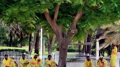 Trabajadores al aire libre en Dubai.