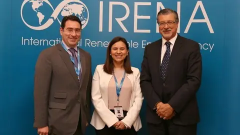 De izquierda a derecha, Faihan Al Fayez, representante de Colombia en Irena y embajador en EAU; Rutty Paola Ortiz, viceministra de Energía colombiana; y Adnam Z. Ami, director general de Irena. (Cedida)
