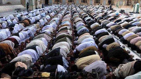Musulmanes rezando durante el mes de Ramadán. 