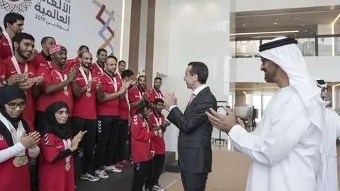 Sheikh Mohammed bin Zayed y el canciller austríaco, Christian Kern, saludan a un grupo de atletas emiratíes. (Ryan Carter,, Crown Prince Court, Abu Dhabi)