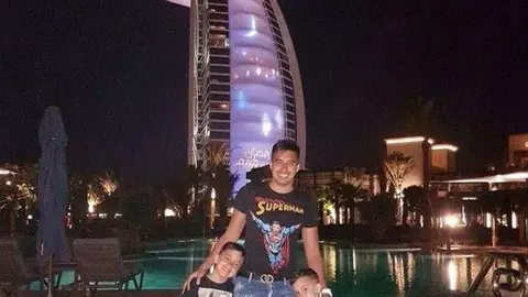 El futbolista junto a sus hijos en el hotel Burj Al Arab.