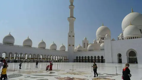 Una perspectiva de la Gran Mezquita Zayed en Abu Dhabi. (EL CORREO)