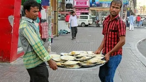 Residentes preparan el iftar en Deira. (EL CORREO)