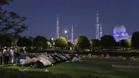 Rezos en Ramadán en la Gran Mezquita de Abu Dhabi.