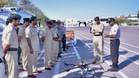 La Policía durante la presentación del dron anti bombas. (Twitter)