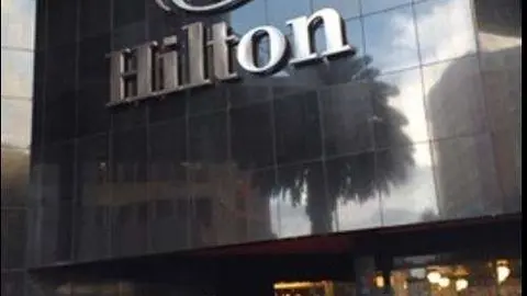 La cita es el hotel Hilton de Bogotá.