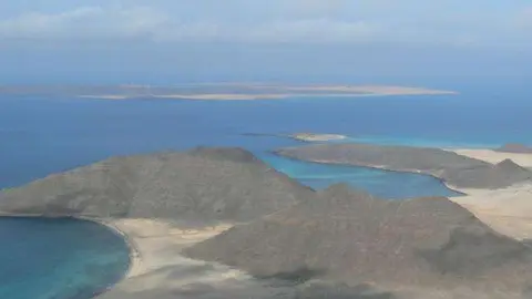 El estrecho de Bab Al Mandeb separa la Península Arábiga de África.