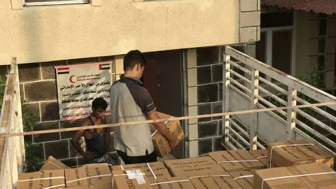 La Media Luna Roja de Emirates ha entregado un nuevo cargamento de suministros médicos para tratar el cólera en Yemen. (WAM)