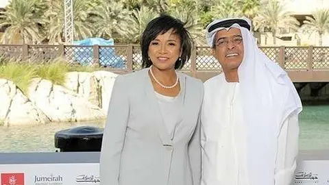 Abdulhamid Juma junto a la presidenta de la academia, Cheryl Boone. 