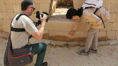 La profesora Carmen del Cerro muestra un enterramiento en la parte exterior del Centro Arqueológico de Mleiha. (EL CORREO)