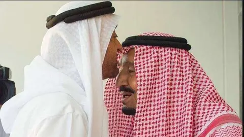 El príncipe heredero de Abu Dhabi y el Rey Salman de Arabia Saudita.