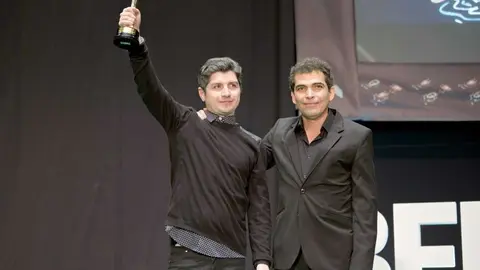 Simón Hernández, director de 'Pizarro', recibe de manos del presidente del jurado, Vladimir Cruz, el Colón de Oro a la Mejor Película de la pasada 42º Edición del Festival de Cine Iberoamericano. (Cedida)