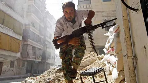 En la imagen de Reuters, un soldado en Alepo, ciudad de Siria.