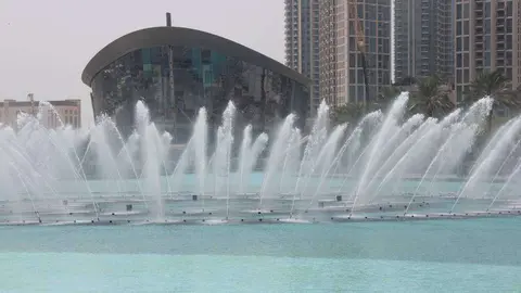 Edificio de la Ópera con la Fuente de Dubai en primer plano. (EL CORREO)