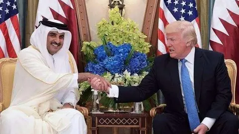 El emir de Qatar junto a Donald Trump en Riad en mayo de 2017.