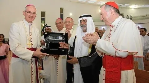 El obispo de Abu Dhabi junto a autoridades de EAU.