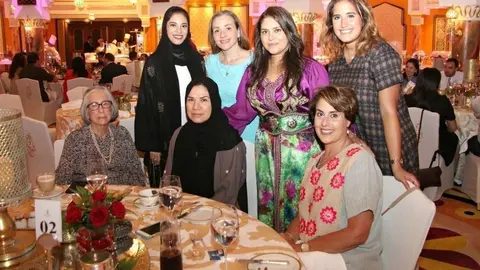 Brigitta García -en el centro- junto a un grupo de asistentes al iftar. (E.C.)