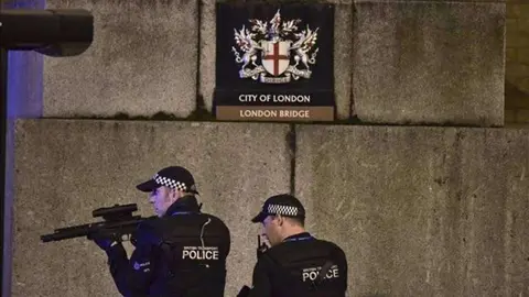 Policías británicos en el Puente de Londres.