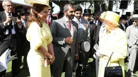 El gobernador de Dubai junto a su esposa y la reina de Inglaterra. (WAM)