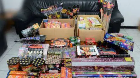 Imagen de los fuegos artificiales confiscados. (Policía de Sharjah a Gulf News)
