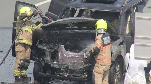 Un coche ardiendo en una carretera de Dubai. (EL CORREO)