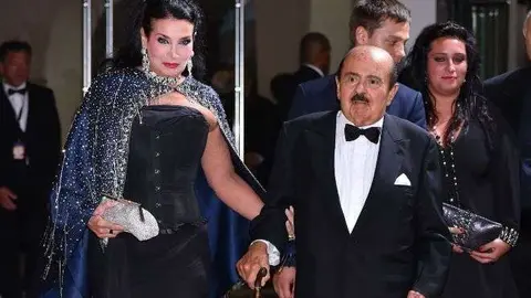Adnan Khashoggi, junto a su mujer Lamia, en 2016 en Mónaco. (GTRES)