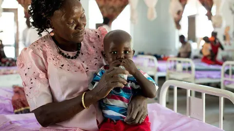 Un niño recibe atención alimentaria en un hospital en Sudán. (UNICEF / Sebastian Rich)