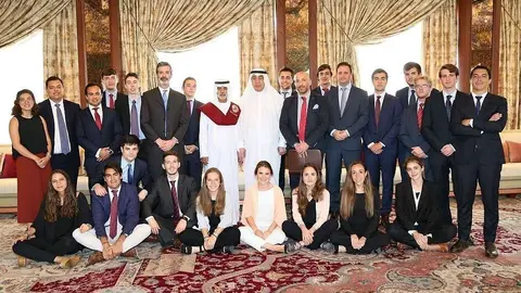 El jeque Nahyan Bin Mubarak Al Nahyan, ministro de Cultura y Desarrollo del Conocimiento de Emiratos, con los integrantes de la delegación de la Universidad de Navarra integrada por alumnos y profesores de Economía, Liderazgo y Gobernanza. (Cedida)