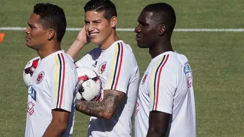 En el centro de la imagen, James Rodríguez, capitán de la selección de Colombia.