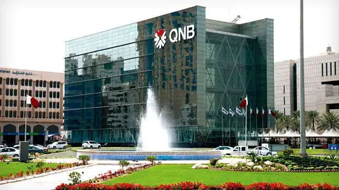 Qatar National Bank ha sido identificado como uno de las entidades financieras que mantiene cuenta para las personas y organizaciones sancionadas. 