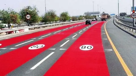 Color rojo en la carretera de Oud Metha para avisar sobre el cambio de velocidad máxima. (Twitter RTA Dubai)