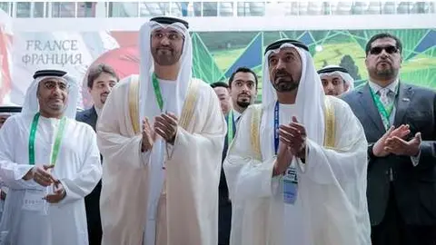 Sheikh Ahmed bin Saeed Al Maktoum, presidente del Comité Superior de la Expo 2020 de Dubai, y Sultan Ahmad Sultan Al Jaber, ministro de Estado y presidente del Consejo Nacional de Medios, durante la apertura del pabellón EAU en la Expo Astaná. (WAM)