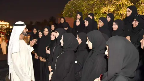 Sheikh Mohammed bin Rashid Al Maktoum felicitó a los mejores alumnos de Dubai duarnte una recepción en el Palacio Zabeel. (WAM)