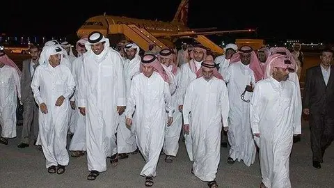El emir de Qatar junto a los miembros de la realeza el día de su liberación.