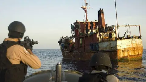 Las Fuerzas Marítimas Combinadas intervienen contra un barco sospechoso de piratería en el Golfo de Adén (Eric L. Beauregard, dvidshub, Flickr)