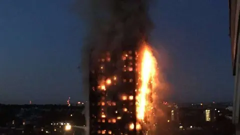 Las llamas están devorando la torre Grenfell de Londres. (Londor Fire Brigade)