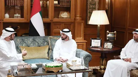 Sheikh Hamdan bin Zayed, durante su reunión con los funcionarios de la Media Luna Roja de Emiratos. (WAM)