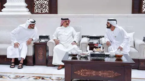 Sheikh Mohammed bin Zayed Al Nahyan, el rey Hamad bin Isa al Khalifa y Sheikh Mohammed bin Rashid Al Maktoum, este martes, en el Palacio de Al Bateen. (Dubai Media Office)
